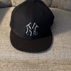 Genuine Merchandise Black NY Yankees Logo Cap size 6 3/4